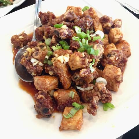Pork ribs& taro w. Garlic sause, photographed