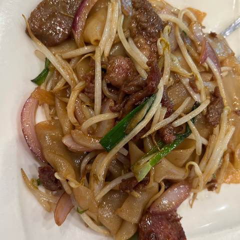 Sautéed Flat noodle w. Beef, photographed